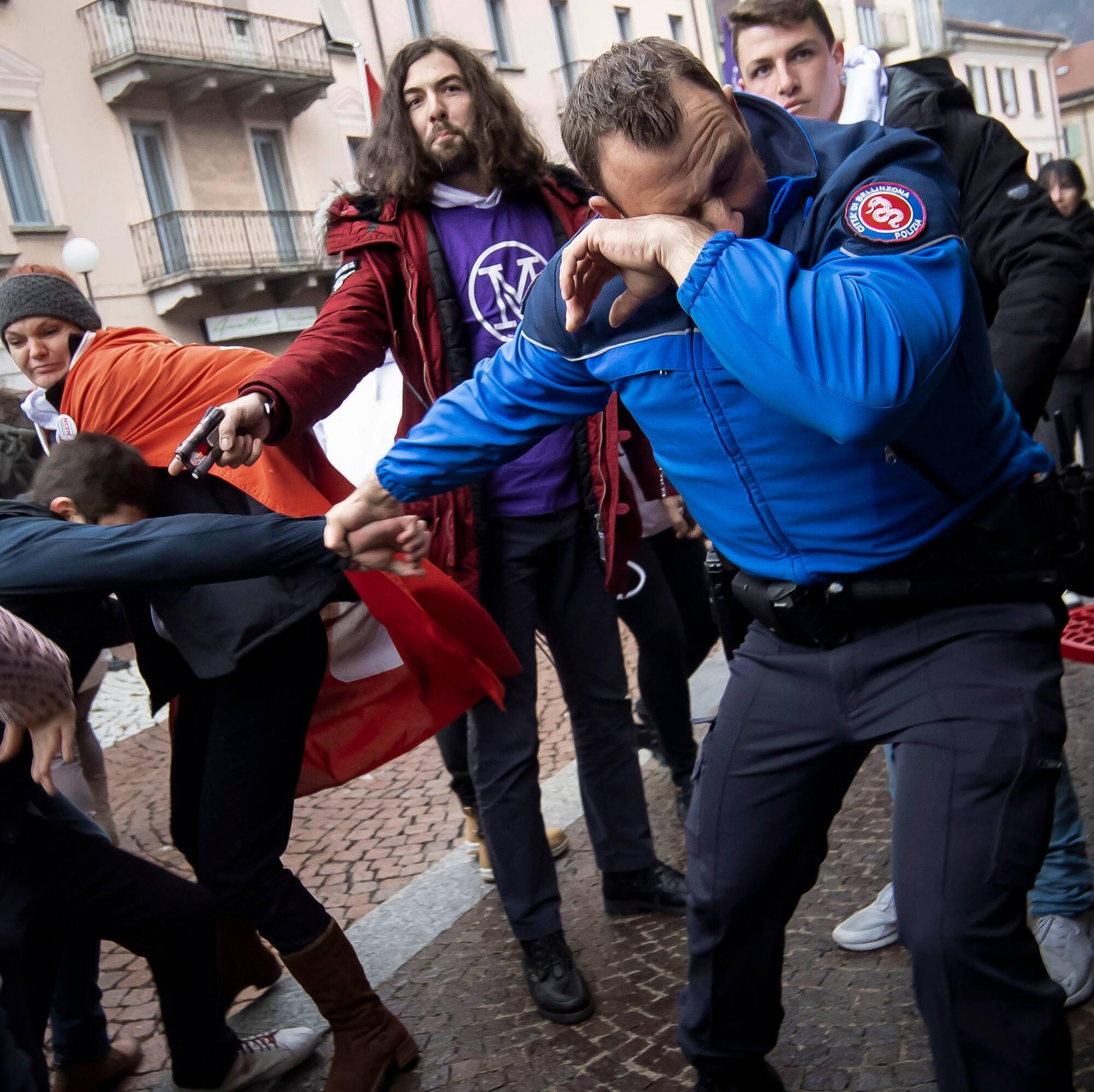 VIA I FASCISTI DALLE PIAZZE